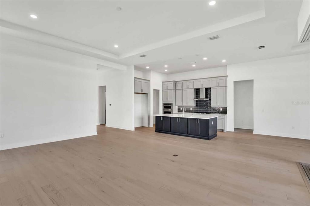 Под контрактом: $909,000 (3 спален, 3 ванн, 2517 Квадратных фут)