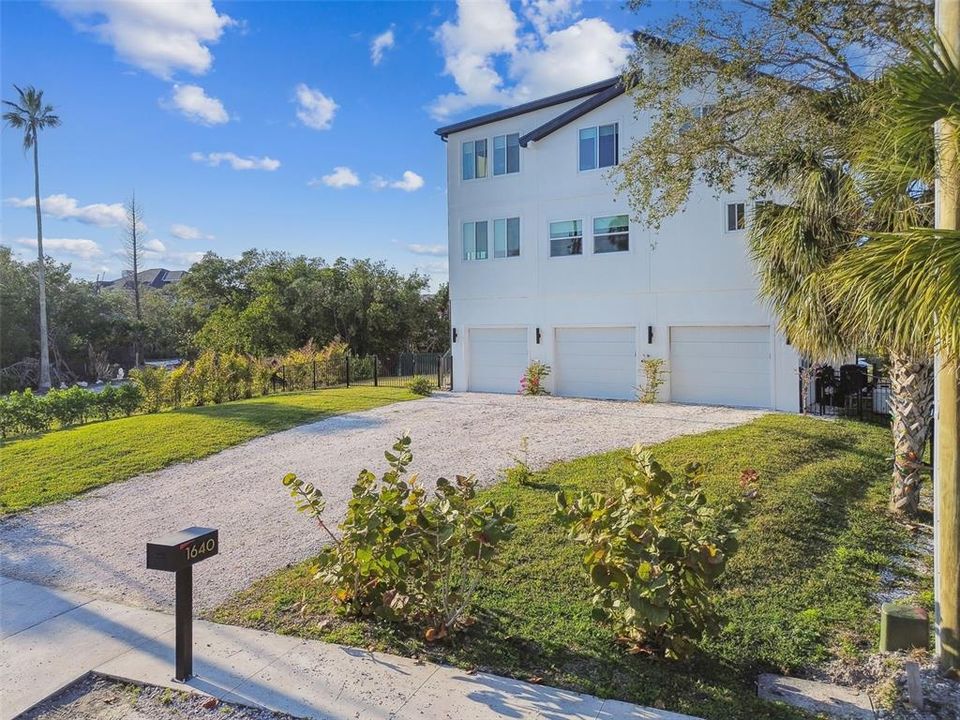 For Sale: $1,595,000 (4 beds, 3 baths, 2544 Square Feet)