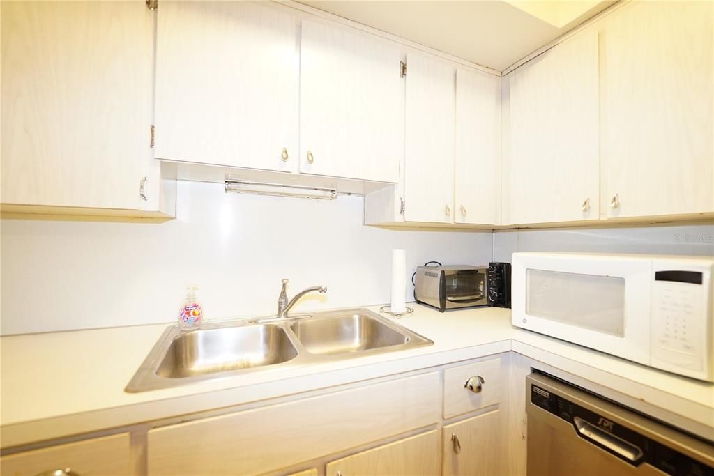 For Sale: $79,500 (1 beds, 1 baths, 652 Square Feet)