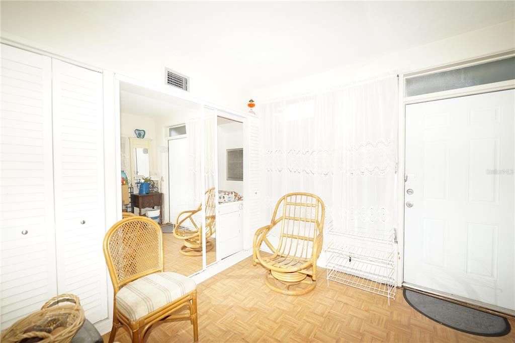 For Sale: $79,500 (1 beds, 1 baths, 652 Square Feet)