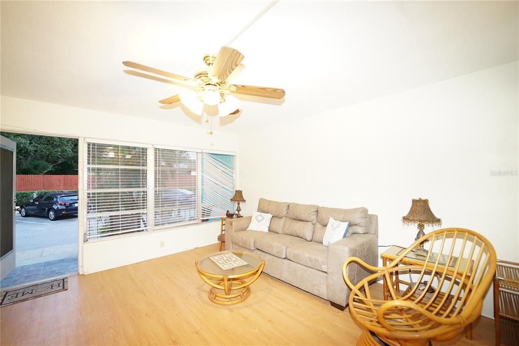 For Sale: $79,500 (1 beds, 1 baths, 652 Square Feet)