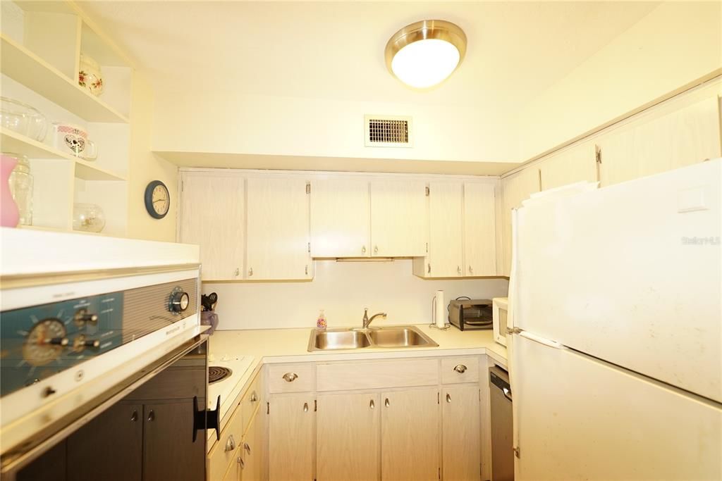 For Sale: $79,500 (1 beds, 1 baths, 652 Square Feet)