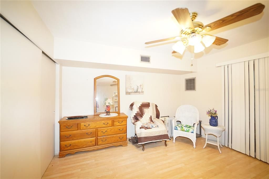 For Sale: $79,500 (1 beds, 1 baths, 652 Square Feet)