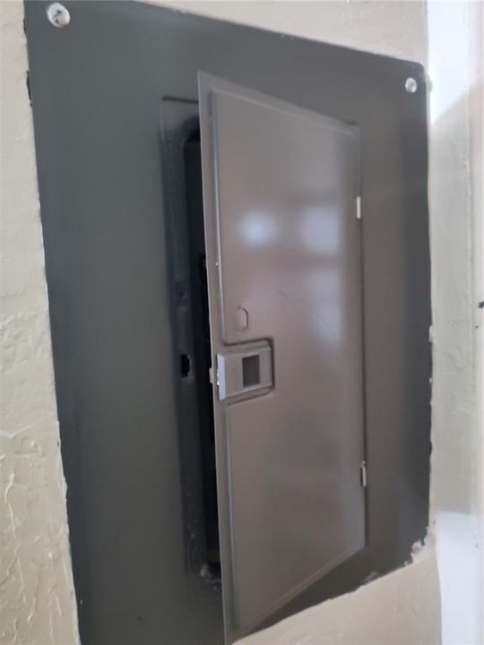 For Sale: $79,500 (1 beds, 1 baths, 652 Square Feet)