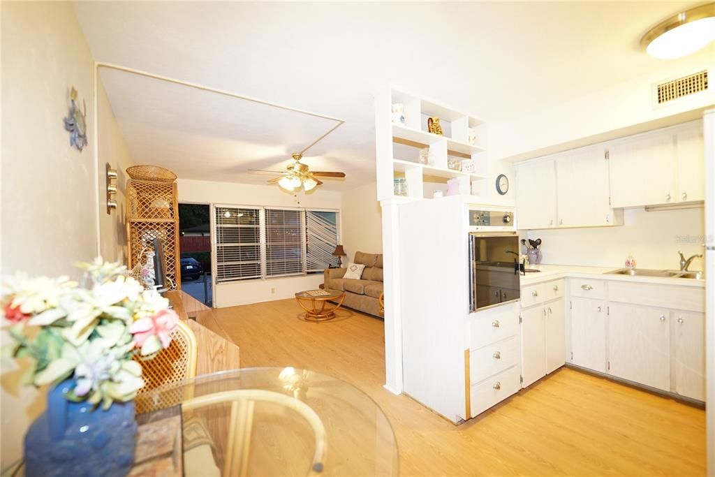 For Sale: $79,500 (1 beds, 1 baths, 652 Square Feet)