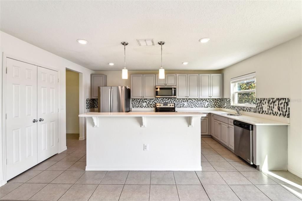 待售: $470,000 (4 贝兹, 2 浴室, 2980 平方英尺)