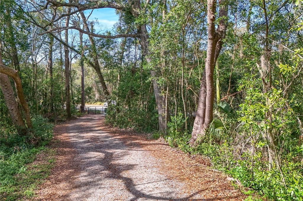 На продажу: $995,000 (6.58 acres)