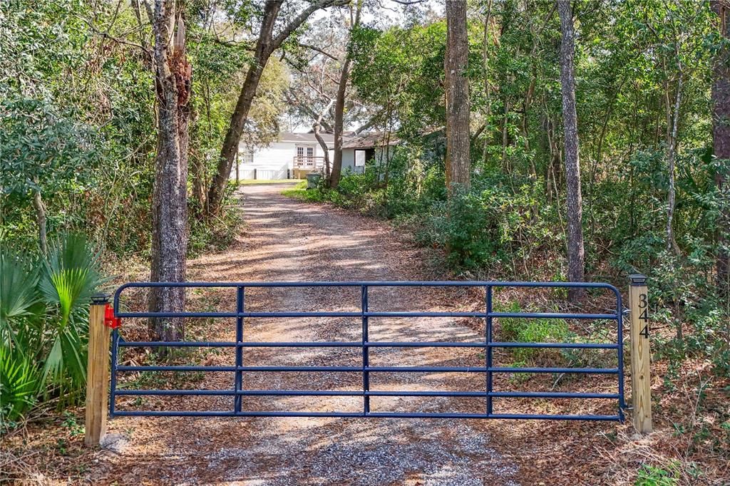 На продажу: $995,000 (6.58 acres)