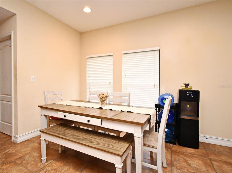 待售: $393,000 (4 贝兹, 3 浴室, 2028 平方英尺)