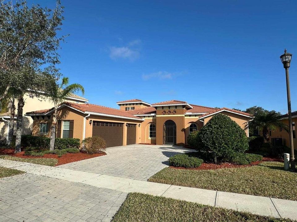 Recently Sold: $725,000 (4 beds, 3 baths, 3282 Square Feet)
