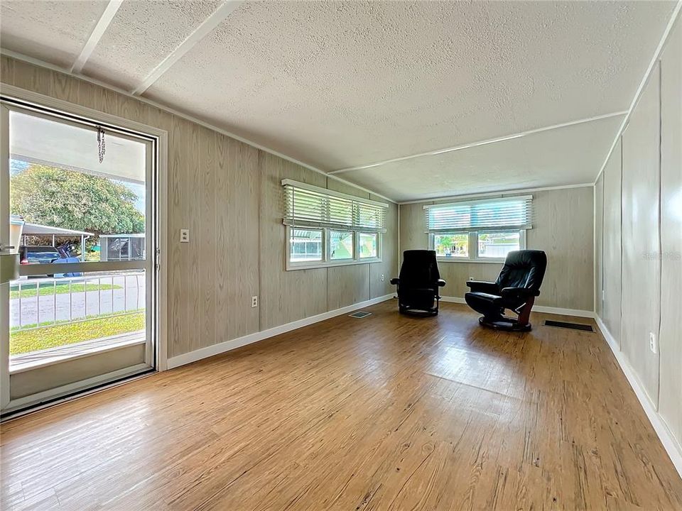 На продажу: $104,000 (2 спален, 1 ванн, 836 Квадратных фут)