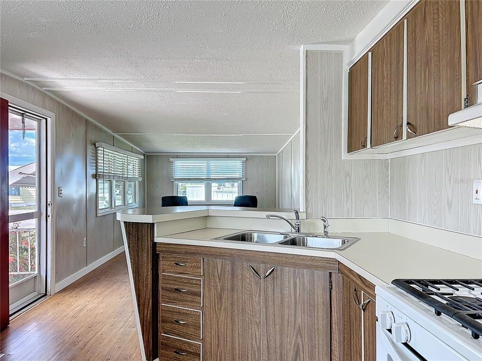 На продажу: $104,000 (2 спален, 1 ванн, 836 Квадратных фут)