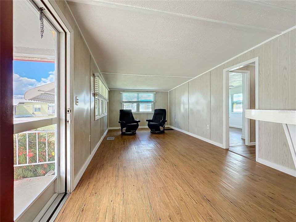 На продажу: $104,000 (2 спален, 1 ванн, 836 Квадратных фут)