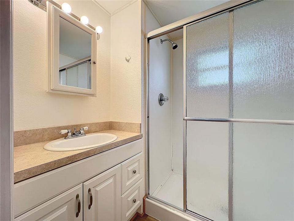 На продажу: $104,000 (2 спален, 1 ванн, 836 Квадратных фут)