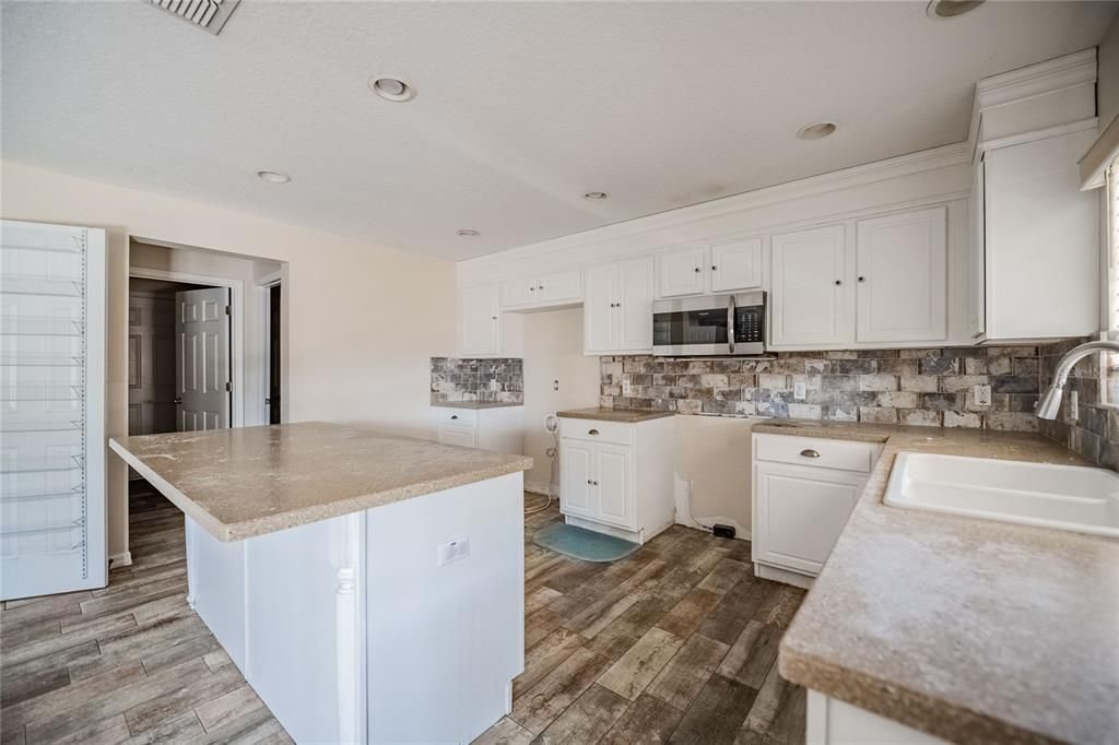 Active With Contract: $345,000 (4 beds, 2 baths, 2965 Square Feet)