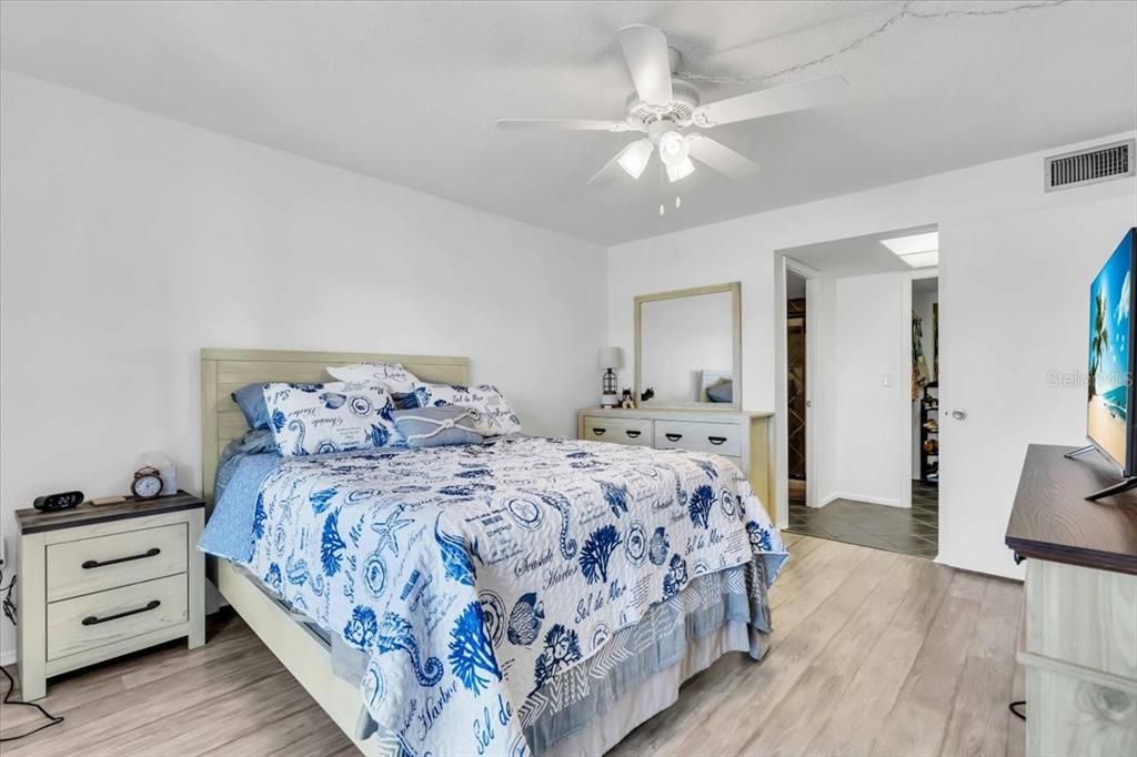 Active With Contract: $190,000 (2 beds, 2 baths, 1144 Square Feet)