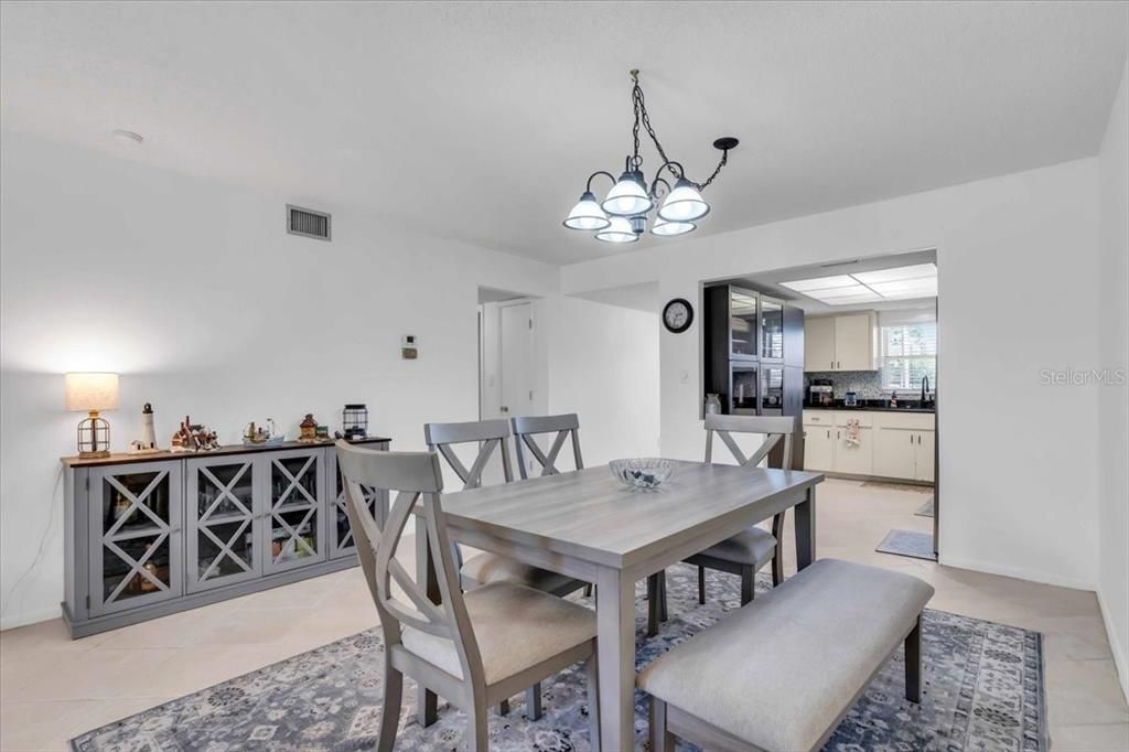 Active With Contract: $190,000 (2 beds, 2 baths, 1144 Square Feet)