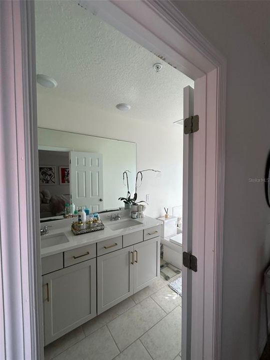 合同活跃: $2,800 (3 贝兹, 2 浴室, 1633 平方英尺)