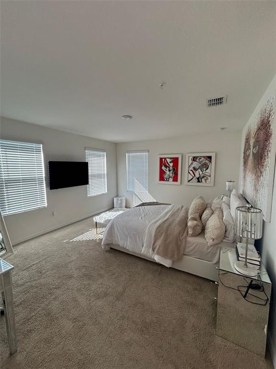 合同活跃: $2,800 (3 贝兹, 2 浴室, 1633 平方英尺)