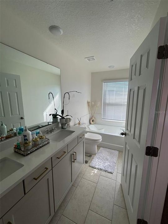 合同活跃: $2,800 (3 贝兹, 2 浴室, 1633 平方英尺)