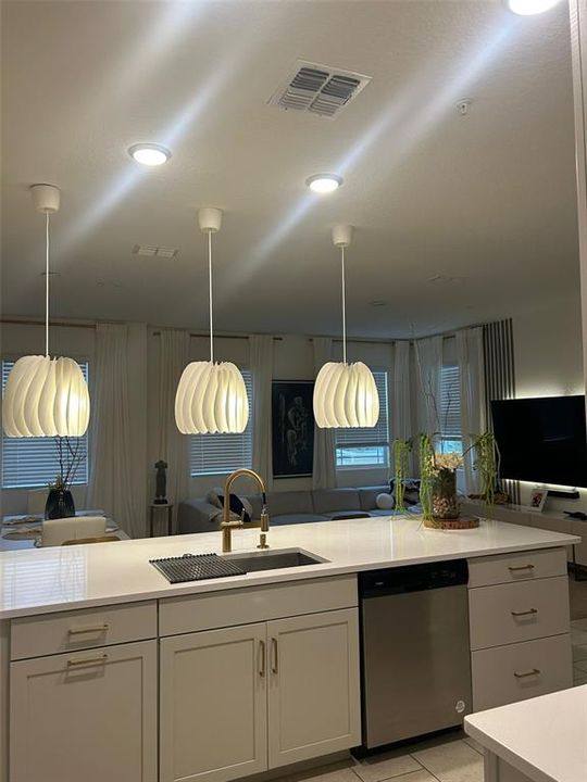 合同活跃: $2,800 (3 贝兹, 2 浴室, 1633 平方英尺)