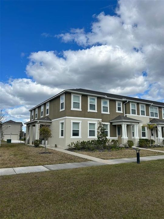 合同活跃: $2,800 (3 贝兹, 2 浴室, 1633 平方英尺)