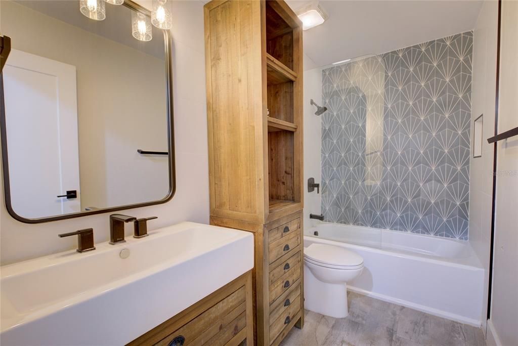 Active With Contract: $2,300,000 (5 beds, 4 baths, 3496 Square Feet)