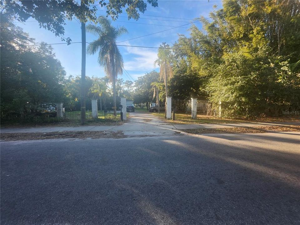 En Venta: $1,700,000 (0.85 acres)