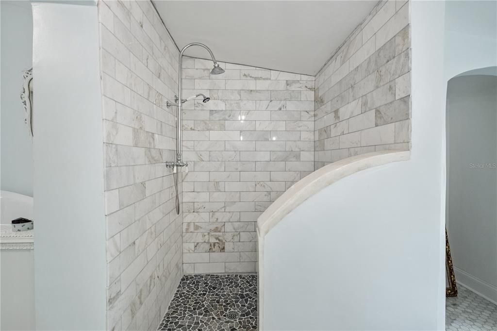 Под контрактом: $1,600,000 (4 спален, 5 ванн, 3829 Квадратных фут)