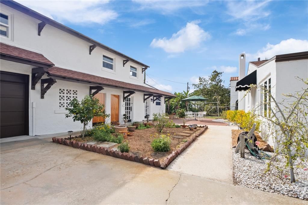 Под контрактом: $1,600,000 (4 спален, 5 ванн, 3829 Квадратных фут)