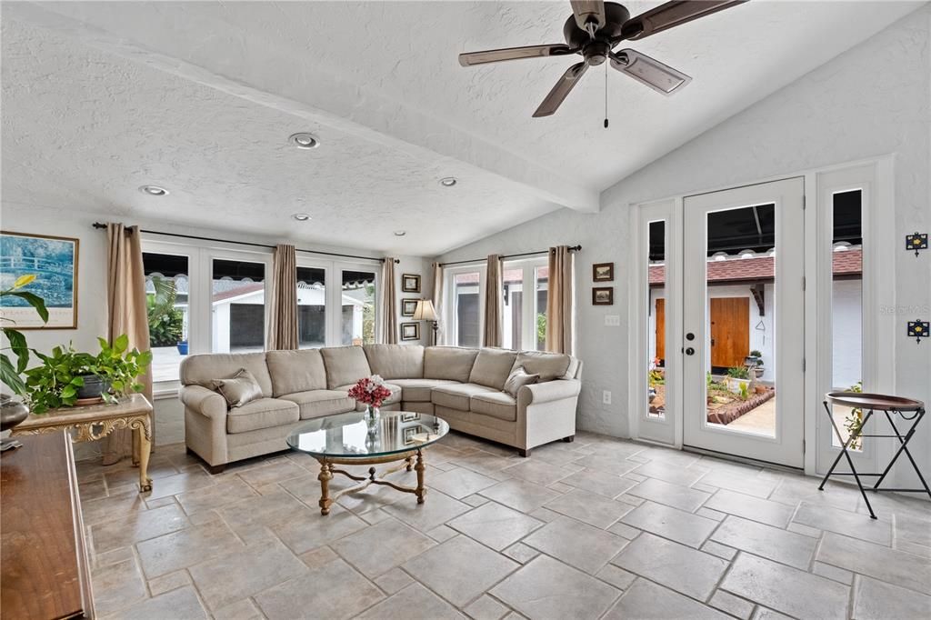 Под контрактом: $1,600,000 (4 спален, 5 ванн, 3829 Квадратных фут)