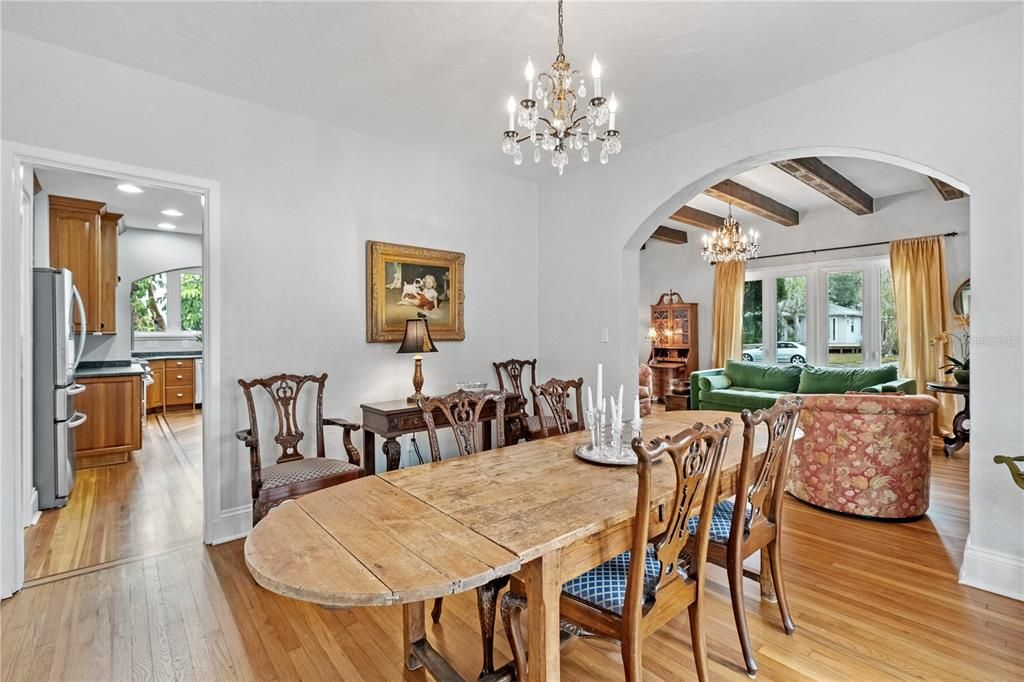 Под контрактом: $1,600,000 (4 спален, 5 ванн, 3829 Квадратных фут)