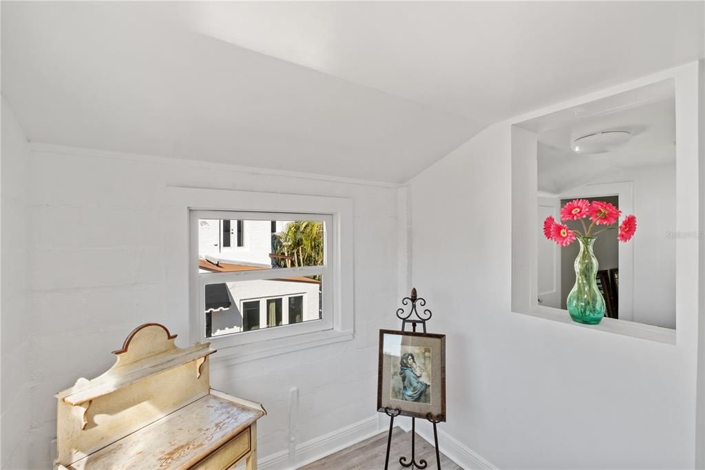 Под контрактом: $1,600,000 (4 спален, 5 ванн, 3829 Квадратных фут)