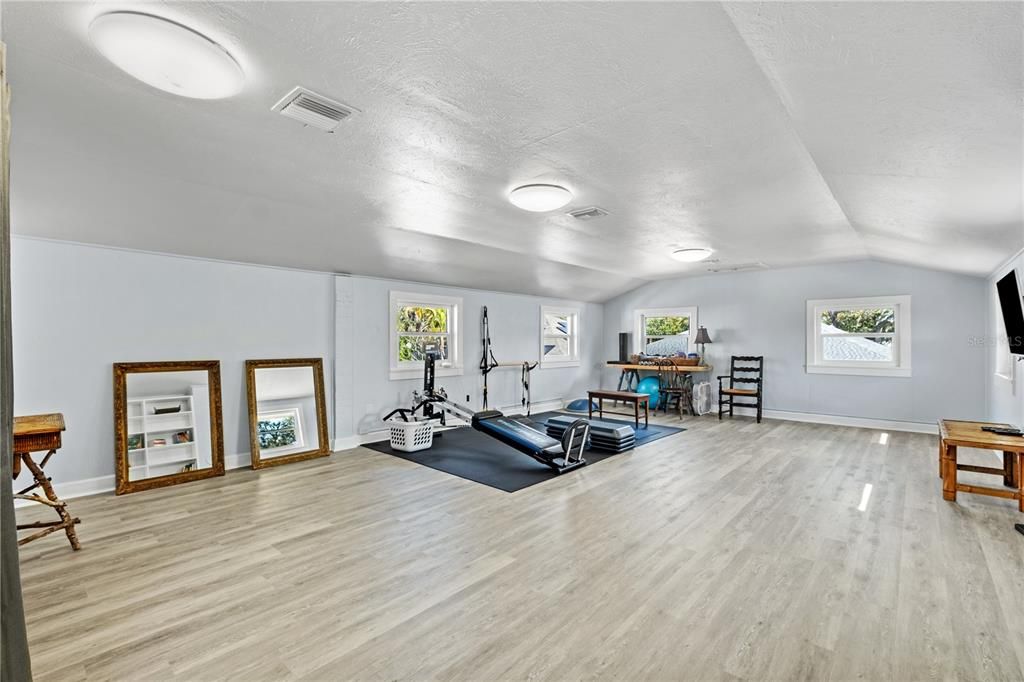 Под контрактом: $1,600,000 (4 спален, 5 ванн, 3829 Квадратных фут)