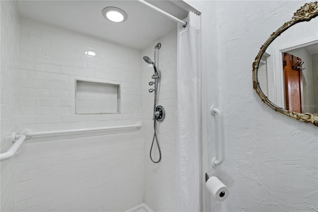 Под контрактом: $1,600,000 (4 спален, 5 ванн, 3829 Квадратных фут)