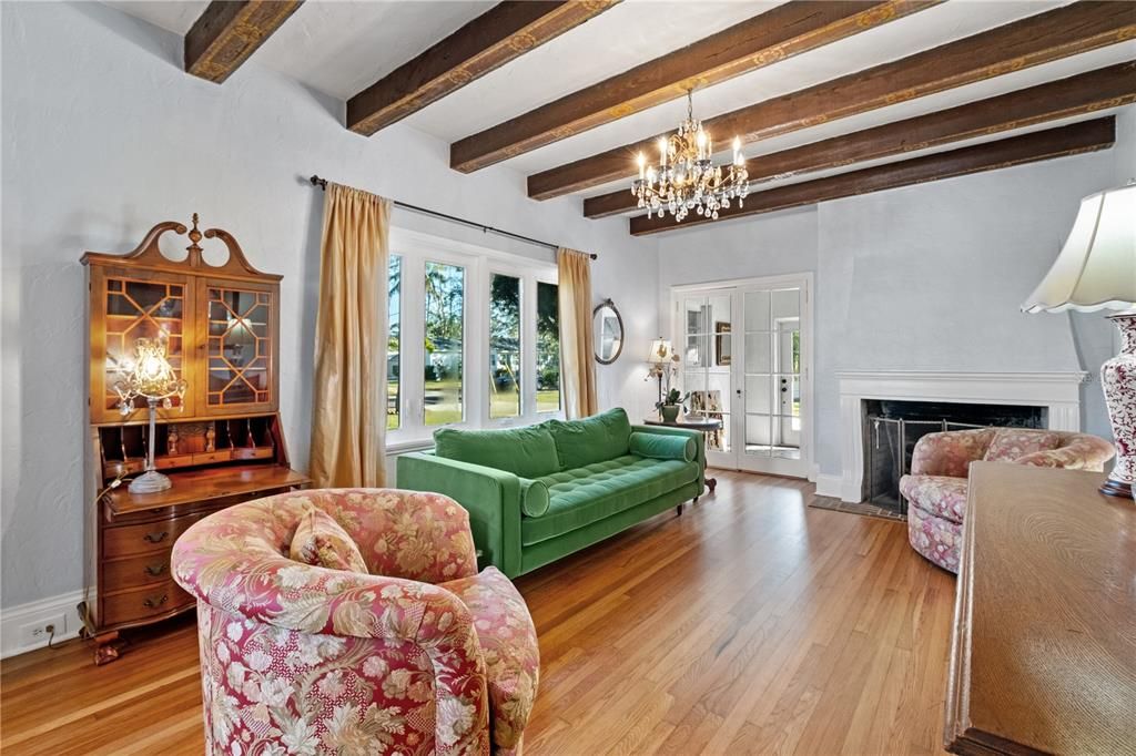 Под контрактом: $1,600,000 (4 спален, 5 ванн, 3829 Квадратных фут)