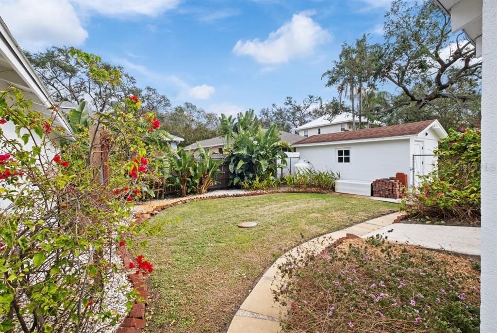 Под контрактом: $1,600,000 (4 спален, 5 ванн, 3829 Квадратных фут)