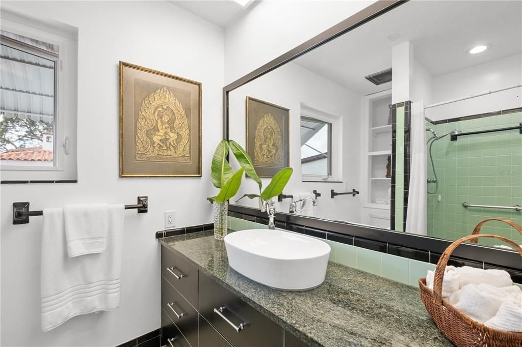 Под контрактом: $1,600,000 (4 спален, 5 ванн, 3829 Квадратных фут)