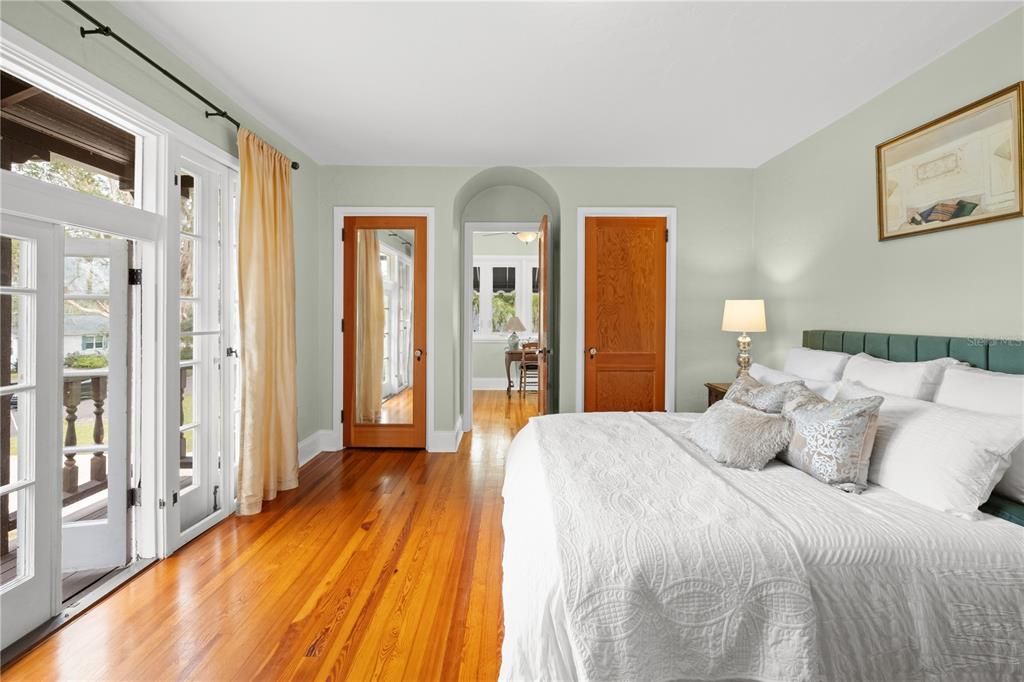 Под контрактом: $1,600,000 (4 спален, 5 ванн, 3829 Квадратных фут)