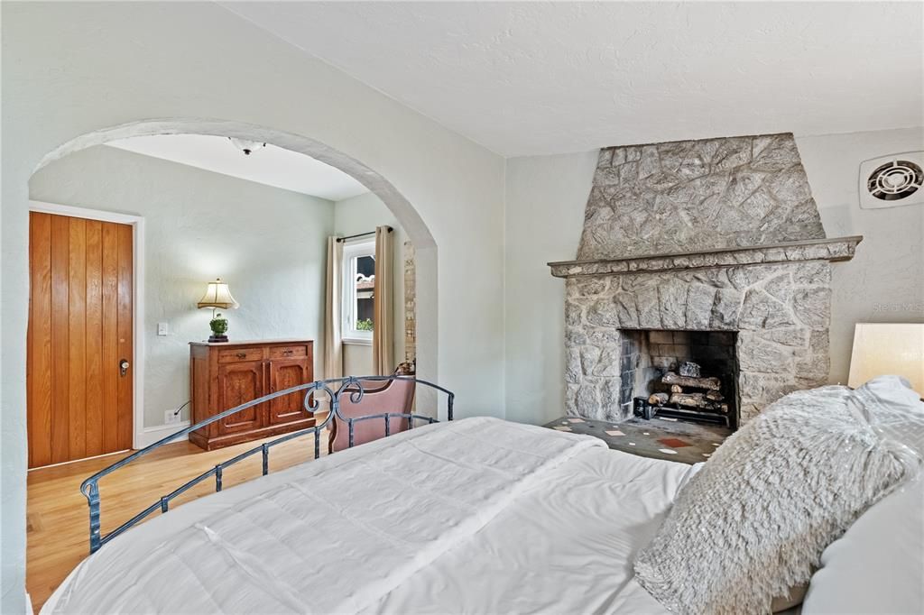 Под контрактом: $1,600,000 (4 спален, 5 ванн, 3829 Квадратных фут)