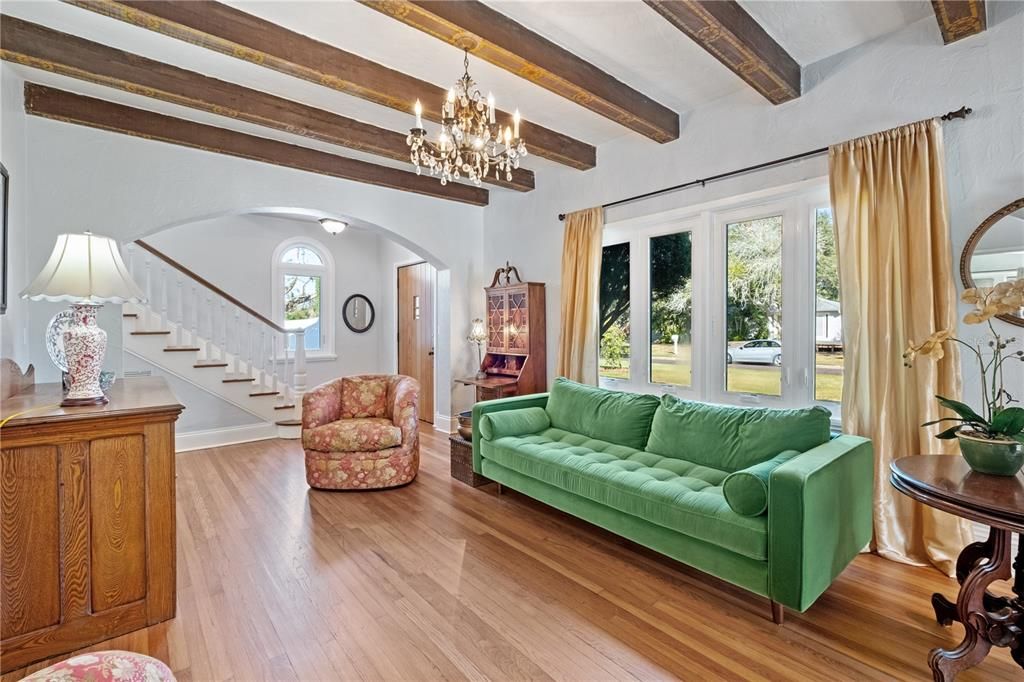 Под контрактом: $1,600,000 (4 спален, 5 ванн, 3829 Квадратных фут)