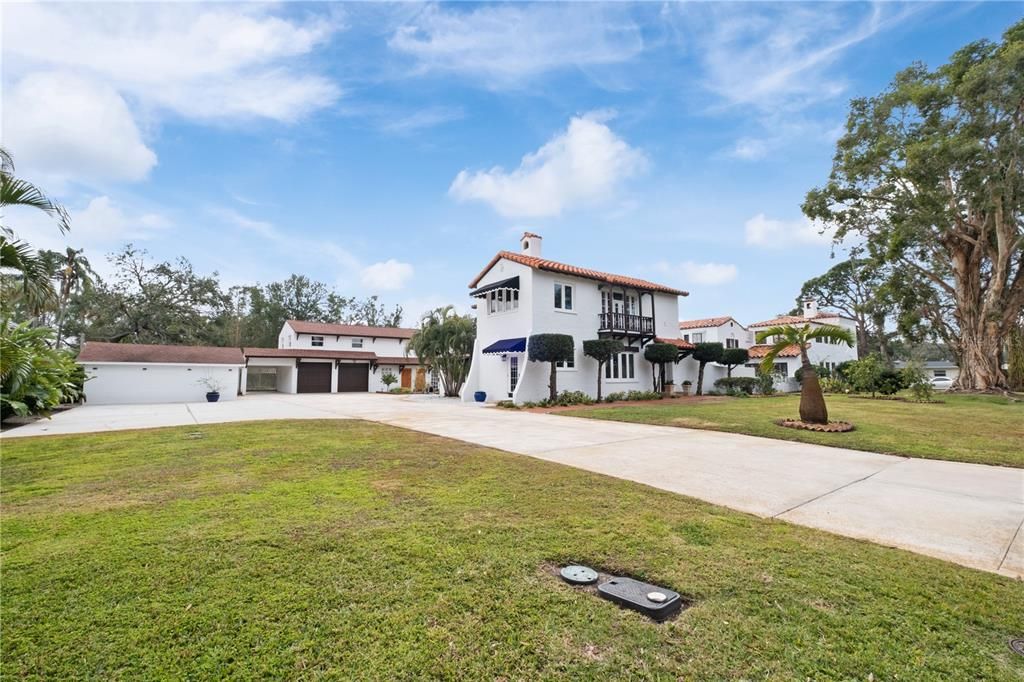 Под контрактом: $1,600,000 (4 спален, 5 ванн, 3829 Квадратных фут)