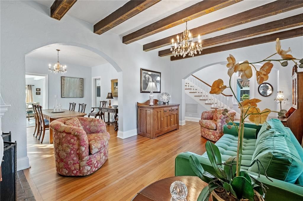 Под контрактом: $1,600,000 (4 спален, 5 ванн, 3829 Квадратных фут)