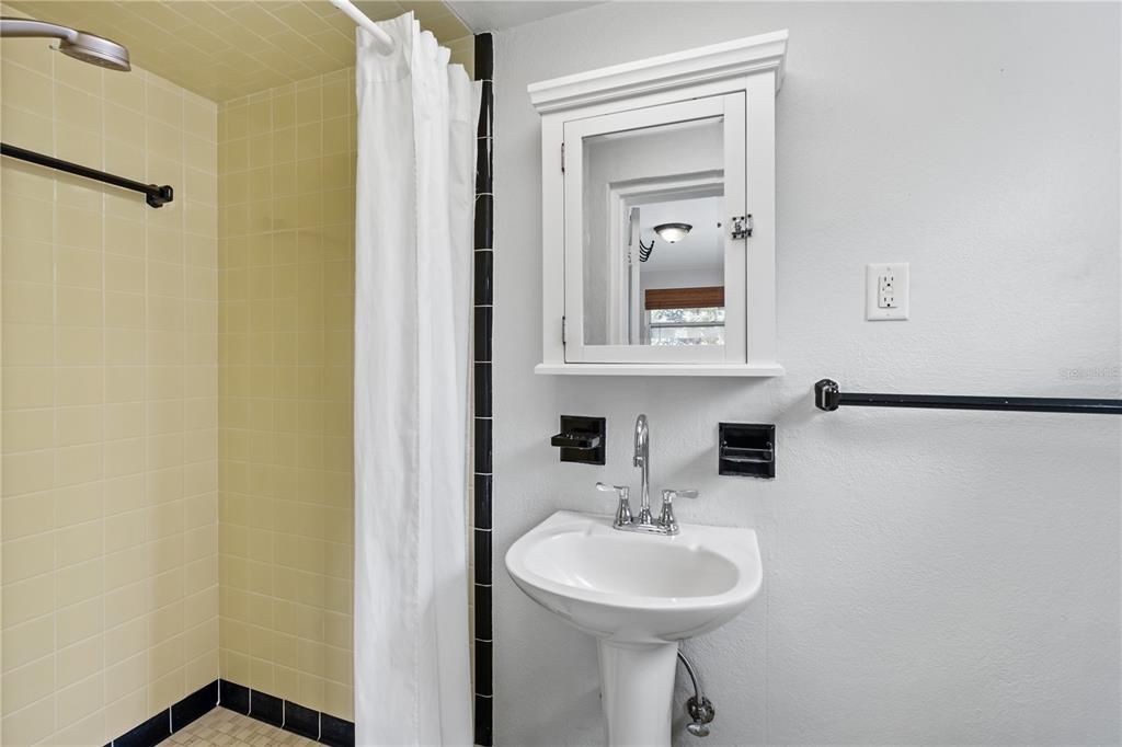 Под контрактом: $1,600,000 (4 спален, 5 ванн, 3829 Квадратных фут)