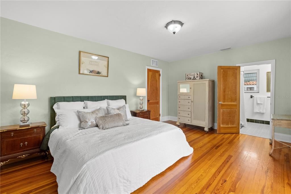 Под контрактом: $1,600,000 (4 спален, 5 ванн, 3829 Квадратных фут)