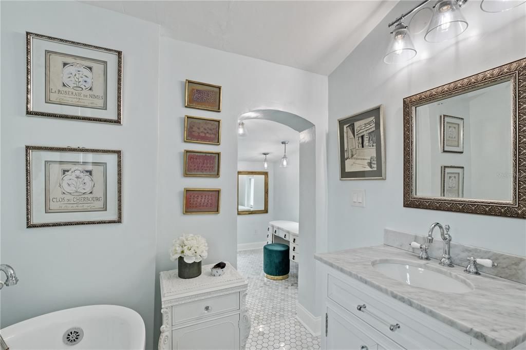 Под контрактом: $1,600,000 (4 спален, 5 ванн, 3829 Квадратных фут)