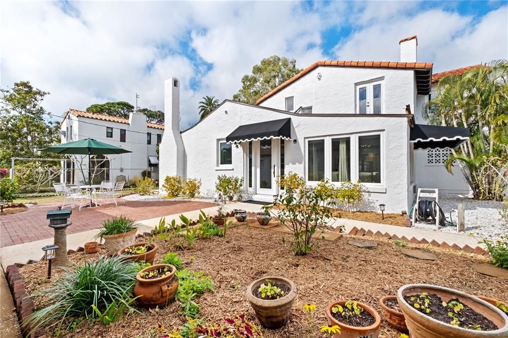 Под контрактом: $1,600,000 (4 спален, 5 ванн, 3829 Квадратных фут)