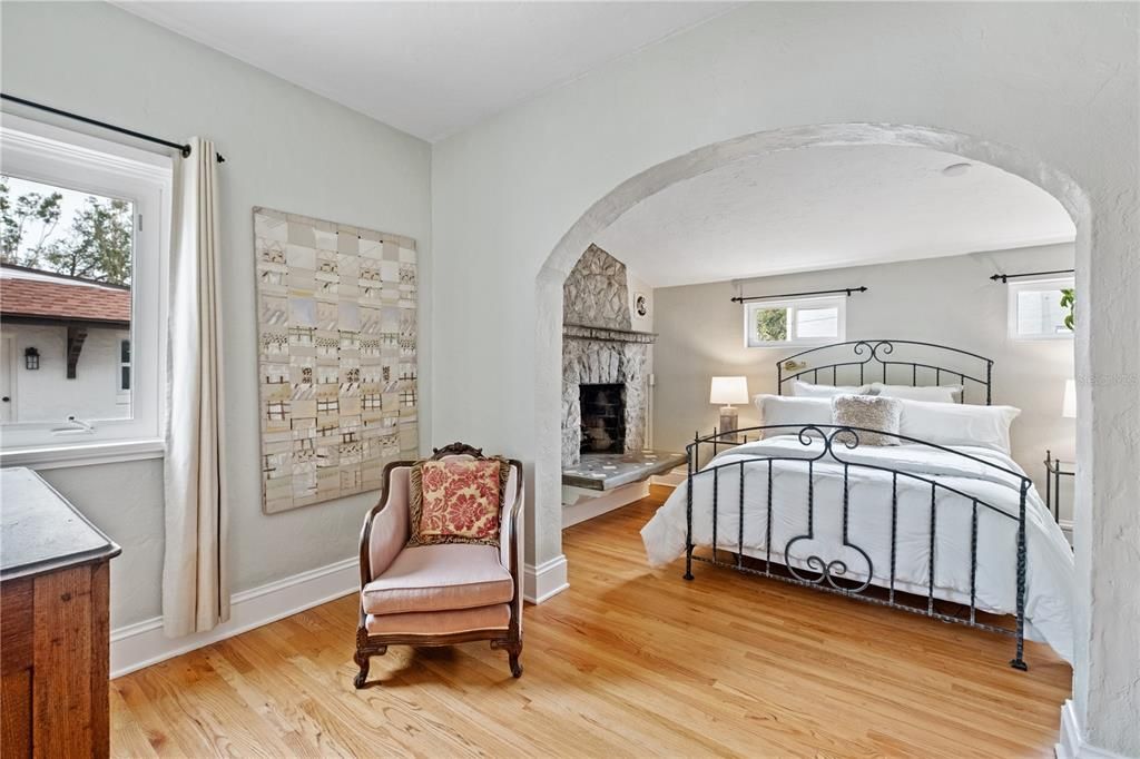 Под контрактом: $1,600,000 (4 спален, 5 ванн, 3829 Квадратных фут)