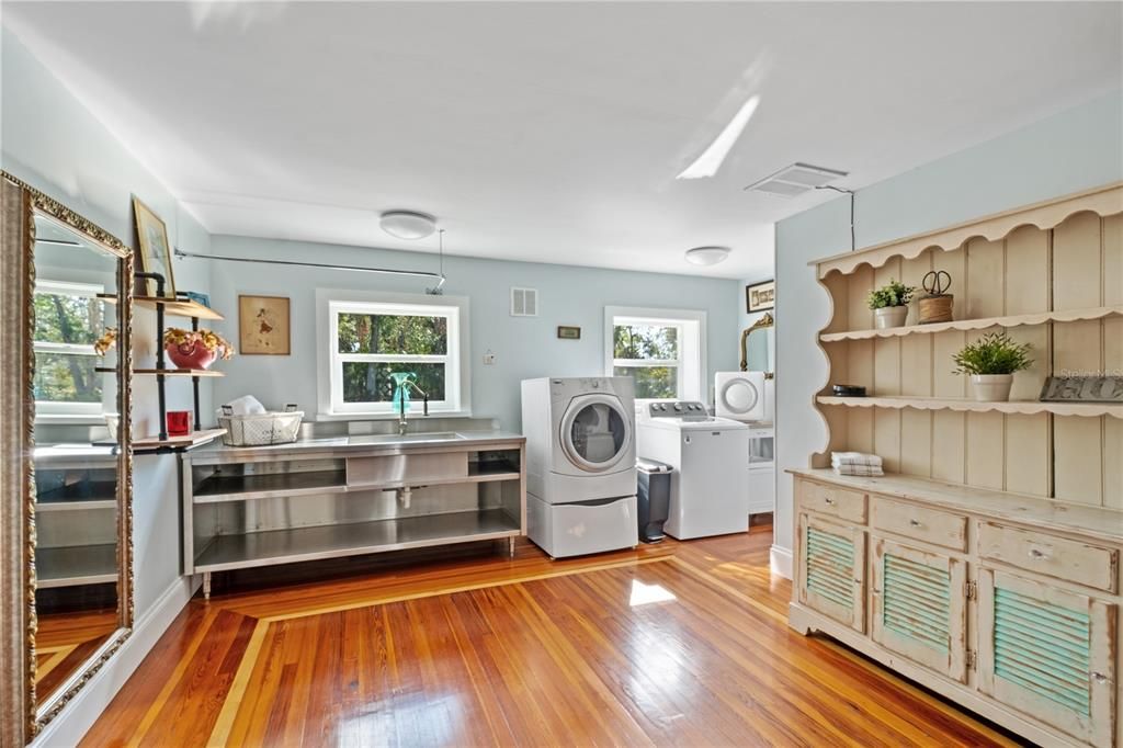 Под контрактом: $1,600,000 (4 спален, 5 ванн, 3829 Квадратных фут)