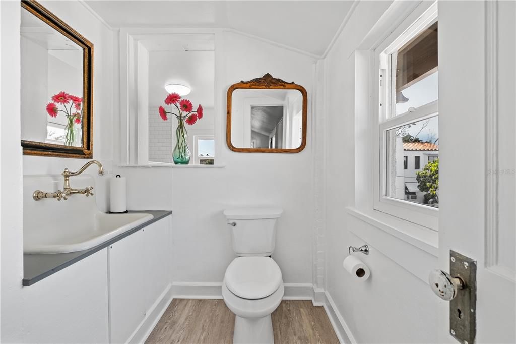 Под контрактом: $1,600,000 (4 спален, 5 ванн, 3829 Квадратных фут)